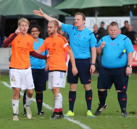 Der Hetlinger Philipp Drews (links) hat nach dem Schlusspfiff die Rote Karte bekommen.