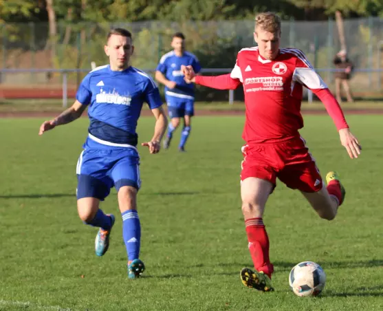 MSV-Verteidiger Philipp Kaiser (rechts), dem ein Eigentor unterlief, ist hier vor Germanias Kilian Kunz am Ball.