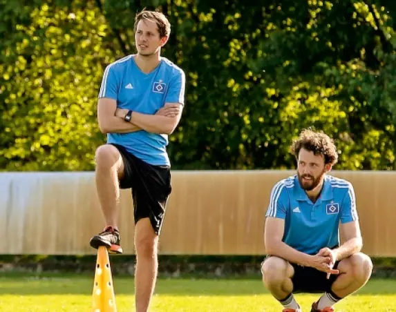 Lukas Rösel (li.) und Tobias Kabel leiten die Trainer-Workshops beim HSV.