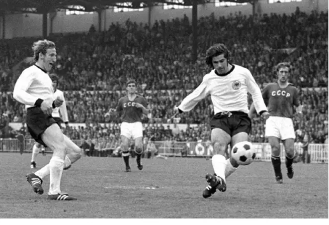Schwarzenbeck (lks.) und Gerd Müller im Spiel gegen die UDSSR