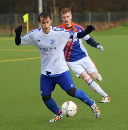Hier ist HMTV-Kapitän Dominik Zink (vorne) vor dem Tornescher<br>Philipp Hege am Ball.