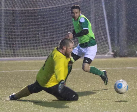Ahmad Aboras (rechts) hat RSV-Keeper Ingo Berg überwunden.