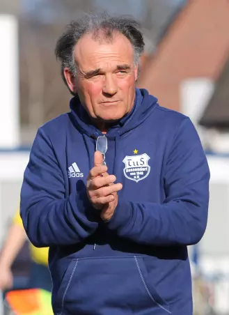 Trainer Peter Martens und seine Dassendorfer sind<br>am Sonnabend im Gastspiel bei Neuenfelde der<br>klare Favorit.