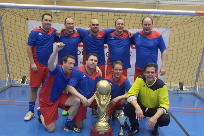 Die Sieger-Mannschaft des VfL Pinneberg, die im vergangenen Winter den 6. Reiner-Schultz-Cup gewann.