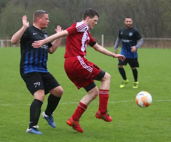 Im Duell zweier erfahrener Spieler ist Matthias Langmaack (TSV Holm, vorne rechts) hier vor Sportfreunde-Akteur Andre Kordts, der nach einer guten Stunde verletzt passen musste, am Ball.