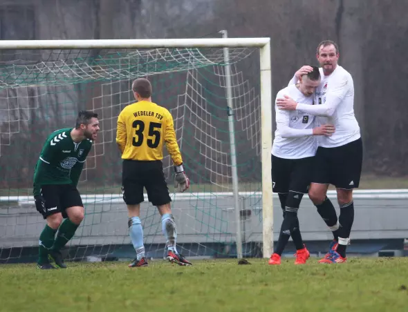 Die Osdorfer Jeremy Wachter und Sascha Blume (rechts) feiern den Ausgleich, Gerrit Gomoll und Keeper Stefan Steen sind geschlagen.