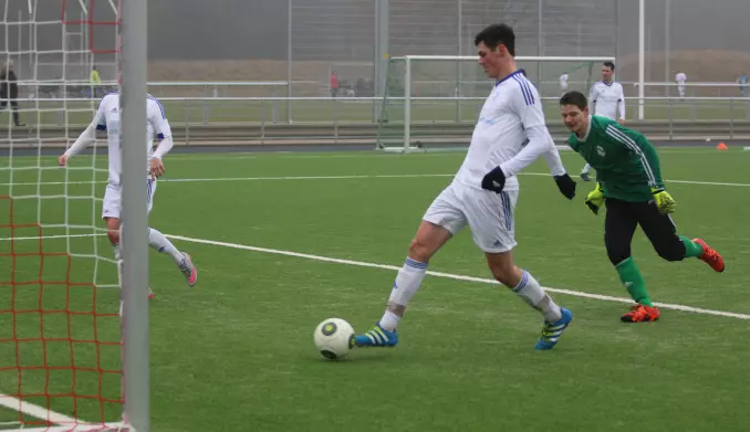 Der Tornescher Björn Dohrn (am Ball) erzielt das dritte seiner insgesamt fünf Tore, SVL-Keeper Kevin Büttner (rechts) hat das Nachsehen.
