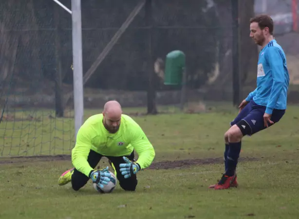 TSV-Torwart Sven Holzäpfel (links) begrägt den Ball hier vor SCP-Stürmer Fabian Tiede unter sich.
