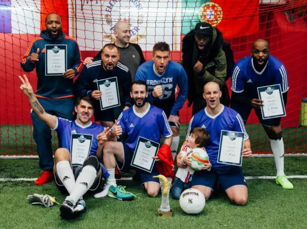 Das Team von Ivan Klasnic bei der Siegerehrung. Foto: Kayhan e. V.