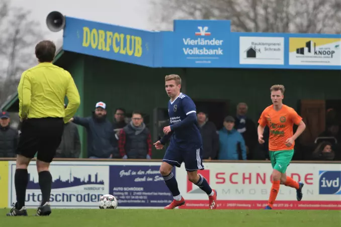 Auf dem Dach ihrer Tribüne werben die Verantwortlichen des SV Altengamme damit, dass der Verein „ein Dorfclub“ ist.