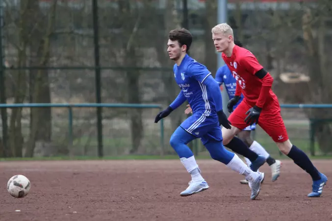 Hier noch auf Grand, ist Alex Zarikos (links) zukünftig in der Regionalliga am Ball.