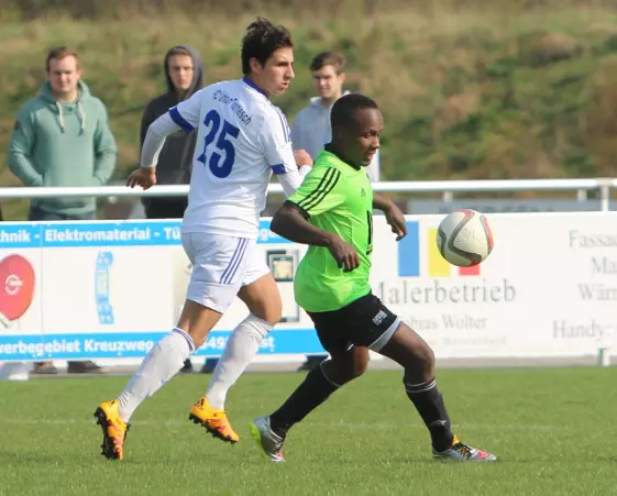 FCE-Stürmer Yannik Kouassi (rechts) ist hier vor Union-Rechtsverteidiger Ricardo Gomes am Ball.