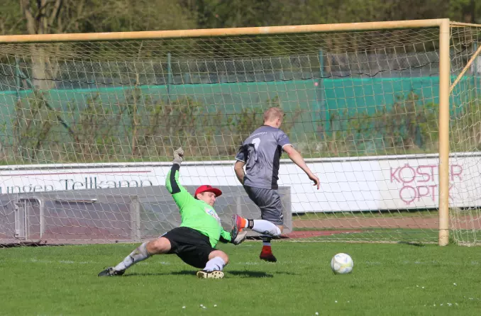 Rasensport-Stürmer Jon Schwertfeger (rechts) zieht auf seinem Weg zum zwischenzeitlichen 5:0 an SVL-Keeper Andre Prüß vorbei.