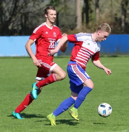 Holsatias André Stemmann (rechts) gegen den Heistmer Timo<br>Kaland, der von seinem Trainer Ingo Jopp ein Sonderlob erhielt.