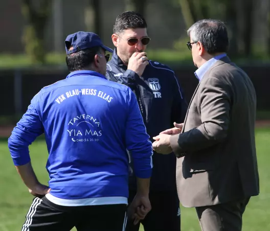 Ellas-Trainer Theodoros Ourgantzidis (Mitte) im Gespräch mit Verantwortlichen seines Klubs.
