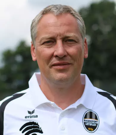 Kann am Ostersonnabend Meister werden: Peter Ehlers,<br>Trainer von Rasensport Uetersen.