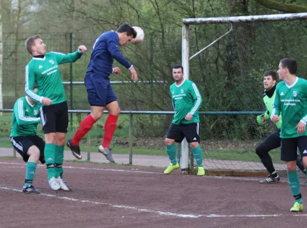 Umringt von mehreren Heidgrabenern, kommt SCP-Akteur Rene Strüven (im blauen Trikot) hier nach einem Eckstoß zum Kopfball.