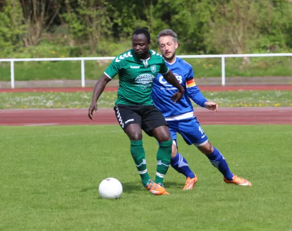 Der Wedeler Ex-Profi Eric Agyemang (links, hier gegen SVCN-Kapitän Patrik Papke) schoss das 1:0.