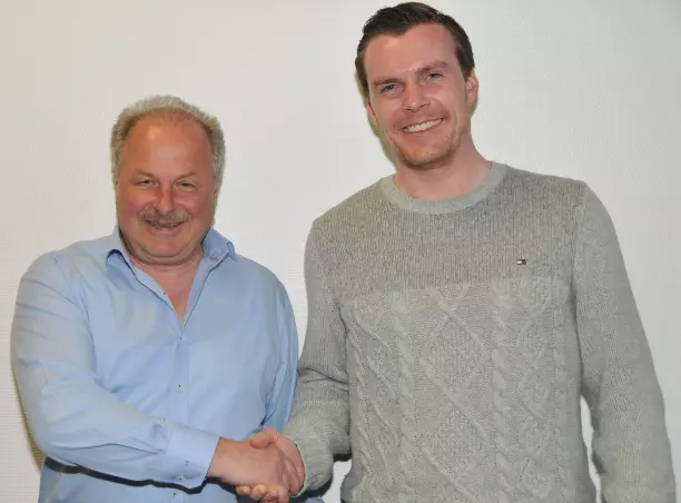 Heino Keiper, Leiter Herrenfußball des SV Eichede, heißt den zukünftigen Trainer Dennis Jaacks willkommen. Foto: SV Eichede.