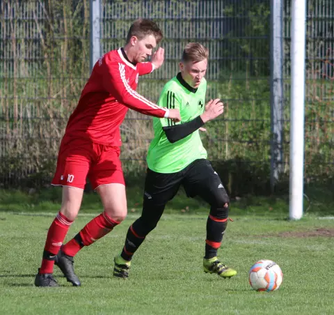 Der Hemdinger Hendrik Schmiedehausen (links), der den 10:0-Endstand herstellte, im Duell mit MSV-Verteidiger Finn-Ole Cornils.