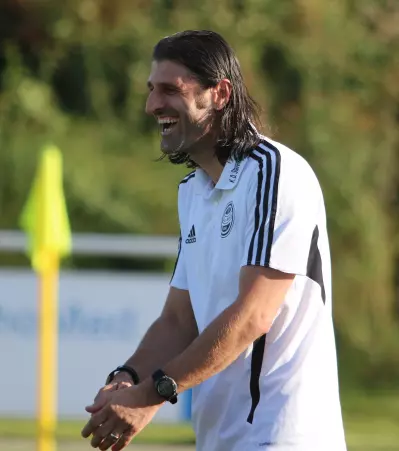Hatte am Dienstagabend gut lachen: Der am Saisonende<br>scheidende 96-Coach Selcuk Turan.