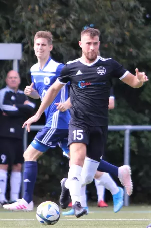 Gerrit Brelle (links), hier noch im Trikot des VfL<br>Lohbrügge II im Holsten-Pokal-Spiel gegen Egor<br>Gergenrejder vom ETSV Hamburg II, wechselt<br>im Sommer zum SV Börnsen.