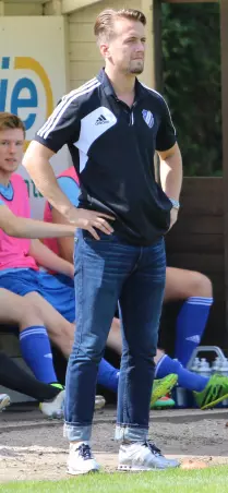 Trainer Eugen Helmel führte<br>Nikola Tesla zur Meisterschaft<br>in der Bezirksliga West und zum<br>sofortigen Wiederaufstieg in die<br>Landesliga: