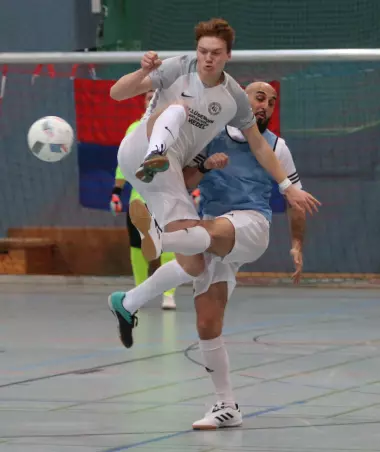 Hier ist Jonah Breuel von Roland Wedel (links) noch vor dem<br>Hetlinger Fatih Simsek am Ball, doch am Ende gewann der<br>HMTV das Finale mit 4:0.
