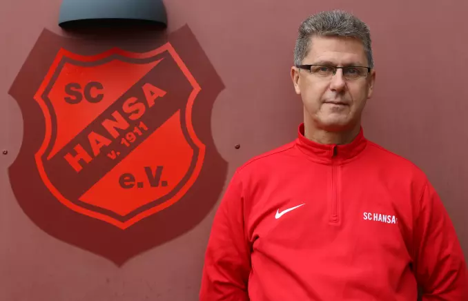 Freut sich auf das eigene Vorbereitungsturnier: Hansa-Trainer Ingo Desombre.