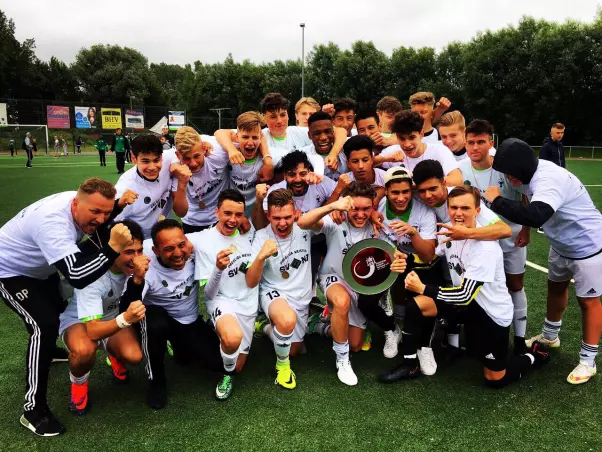 So feierte die B-Jugend des SV Nettelnburg-Allermöhe ihren Titelgewinn. Foto: SV Nettelnburg-Allermöhe.