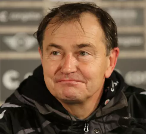 Ewald Lienen begleitet die Spiele des FC St. Pauli nicht mehr als Trainer, sondern als Technischer Direktor.