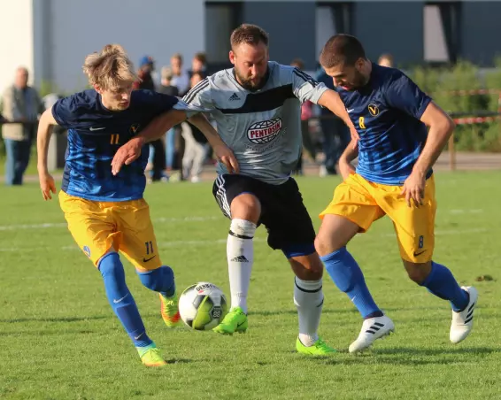 Finaler Dreikampf um den Ball: Die Victoria-Spieler Julian Schmid (links) und André Monteiro Branco (rechts) gegen den Wedeler Marcus Richter (Mitte).
