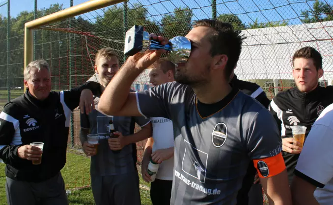 Gönnte sich einen Schluck aus dem Sieger-Pokal: Der beim „Haspa-Cup<br>2017“ sehr treffsichere Rasensport-Kapitän Philipp Ehlers.