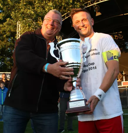 Im vergangenen Sommer nahm Rafael Vazquez (rechts), Kapitän des<br>TSV Heist, den Siegerpokal in Empfang.