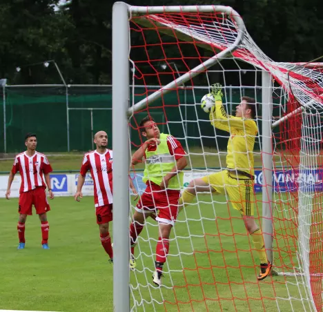 Diesen Ball fing der Holmer Keeper Niklas Gibb (im gelben Trikot) vor dem Heistmer Hauke Suhl und wohl auch vor der Torlinie.