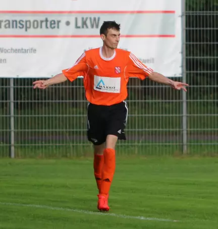 In diesem Moment war die Liether Welt noch in Ordnung: Dimitri Rawinski bejubelt sein Traumtor zum 1:1-Ausglkeich.-