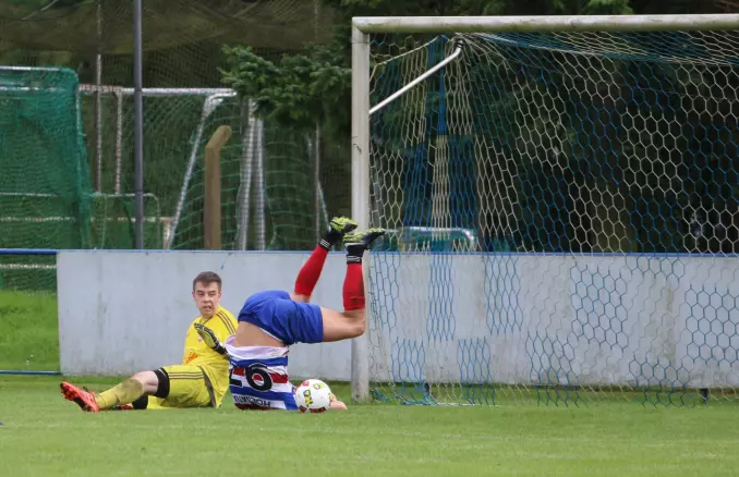 Obwohl der Holmer Torwart Niklas Gibb (links) schon geschlagen ist, bekommt der Holsate Toby Glismann den Ball nicht über die Linie gedrückt, da er unfreiwillig erst noch einen Purzelbaum schlug.