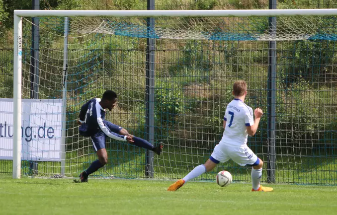 Hier schießt Inter-Akteur Jefferson Ikponmwomsa Nosa (links) den Tornescher Flemming Lüneburg an, von dessen Körper der Ball zum zwischenzeitlichen 4:0 ins Netz springt.
