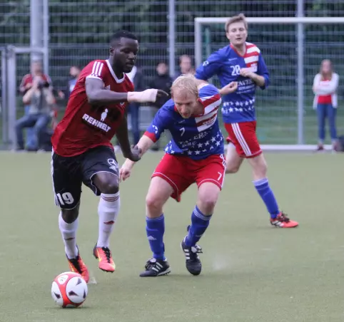 Moussa Mane (Rugenbergen, links) gegen Cosmos-Kapitän Hannes Westphal.