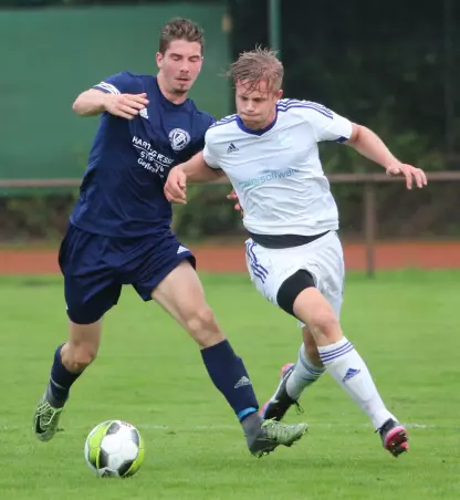 Maximilian Heilborn (links), der das HMTV-Tor in der regulären<br>Spielzeit erzielte und auch per Elfmeter traf, im Duell mit Fabian<br>Tiedemann, einem der beiden Tornescher Elfmeter-Fehlschützen.