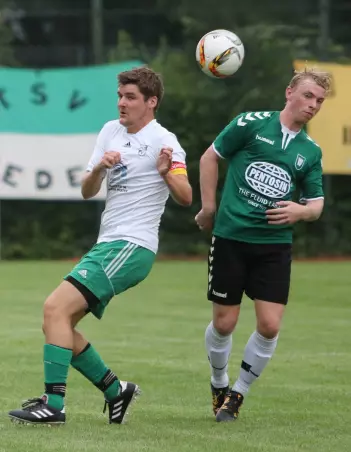 Fabian Doell (Heidgraben, links) und der Wedeler Tim<br>Jeske im Kampf um den Ball.