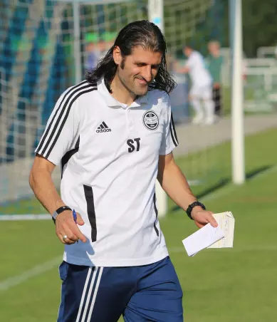Der neue Luruper Trainer Selcuk Turan steht vor seinem<br>ersten Liga-Heimspiel.
