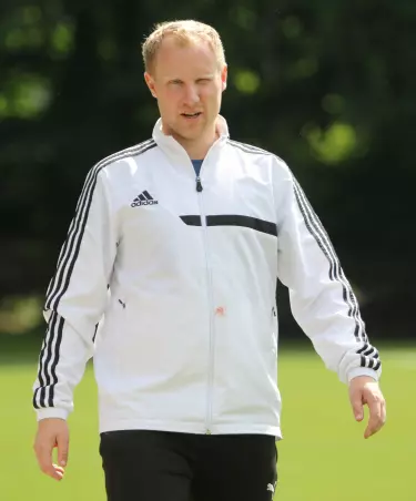 Stefan Meyer, Co-Trainer von Nienstedten, fordert am<br>Dienstagabend den TuS Osdorf heraus.