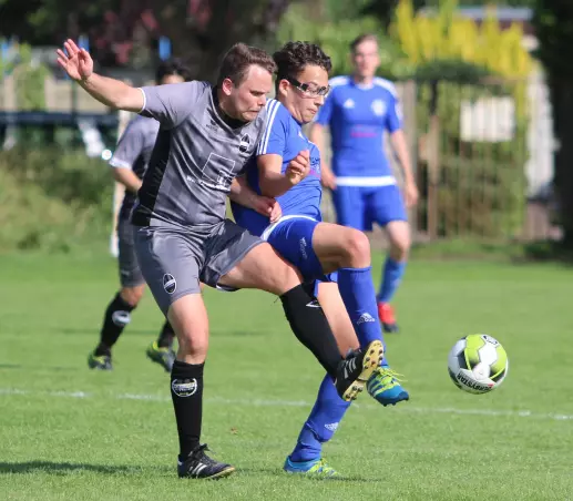 Rasensport-Verteidiger David Grabke (links) gegen den Hetlinger Jonathan Beltifa.