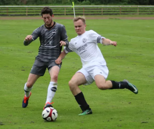 Raphael Friederich (Rasensport, links) im Duell mit dem Hetlinger Marco Bassen.