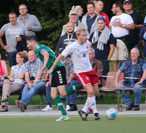 Trägt jetzt wieder das TuS-Trikot: Eddy-Morton Enderle (rechts).