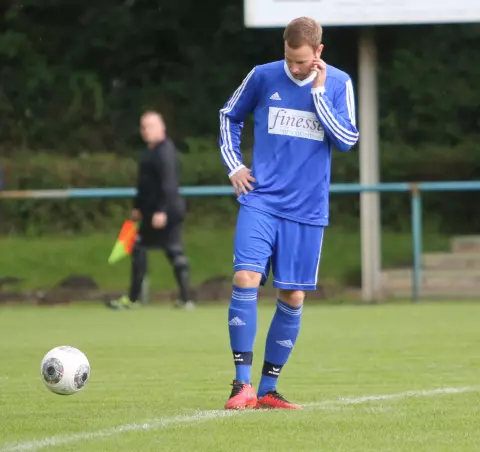Nachdenklich: Stürmer Fabian Tiede verlor mit dem SC Pinneberg erneut, obwohl er einmal traf und ein Tor vorbereitete.
