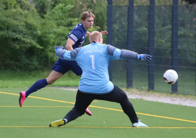 HMTV-Stürmer Daniel Schröder (links) hat FCU-Keeper Tim Fröhlich überwunden, doch der Ball fliegt am Tor vorbei.
