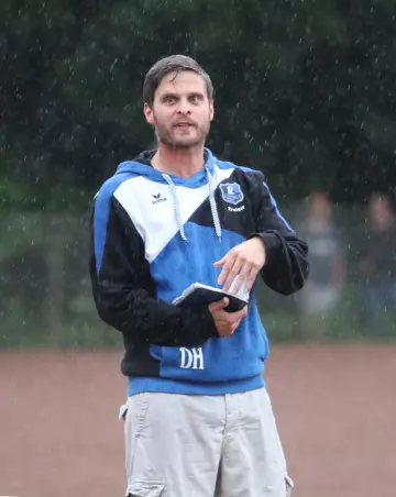 Um am Steinwiesenweg nicht wieder im Regen zu stehen,<br>weicht Falke-Coach Dirk Hellmann am Mittwochabend<br>mit seinem Team wieder an die Waidmannstraße aus.