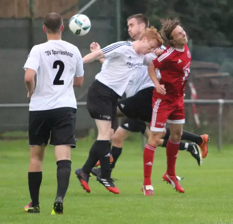Mit seinem Hinterkopf lenkte der Heistmer Moritz Grossmann (rechts) den Ball hier zum 0:1 ins Netz.